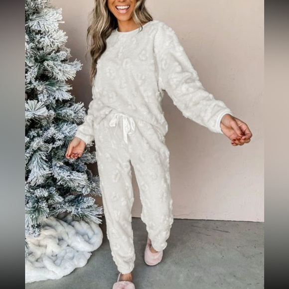 Light Grey Leopard Fleece Lounge Set - Picture 2 of 5